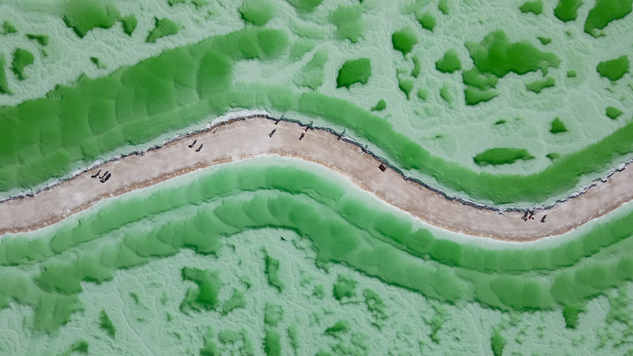 在茫崖翡翠湖，感受大自然神奇的色彩