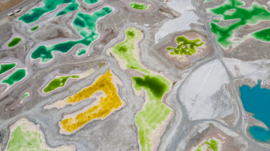 大柴旦翡翠湖：高原戈壁上的調色盤