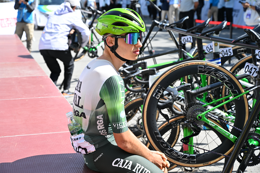 環青賽丨運動員從“冠軍搖籃”騎進“彩虹之鄉”