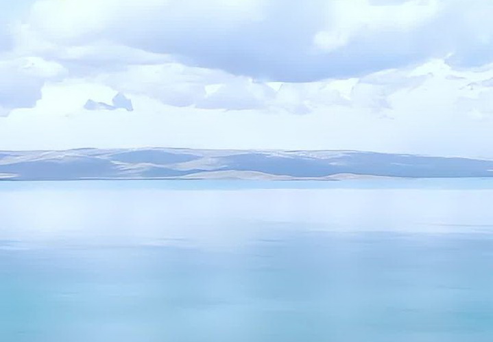 黃河源頭：夏日扎陵湖景美如畫